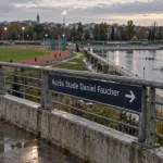 Accès du stade Daniel Faucher à Toulouse, signalétique et vue depuis une passerelle
