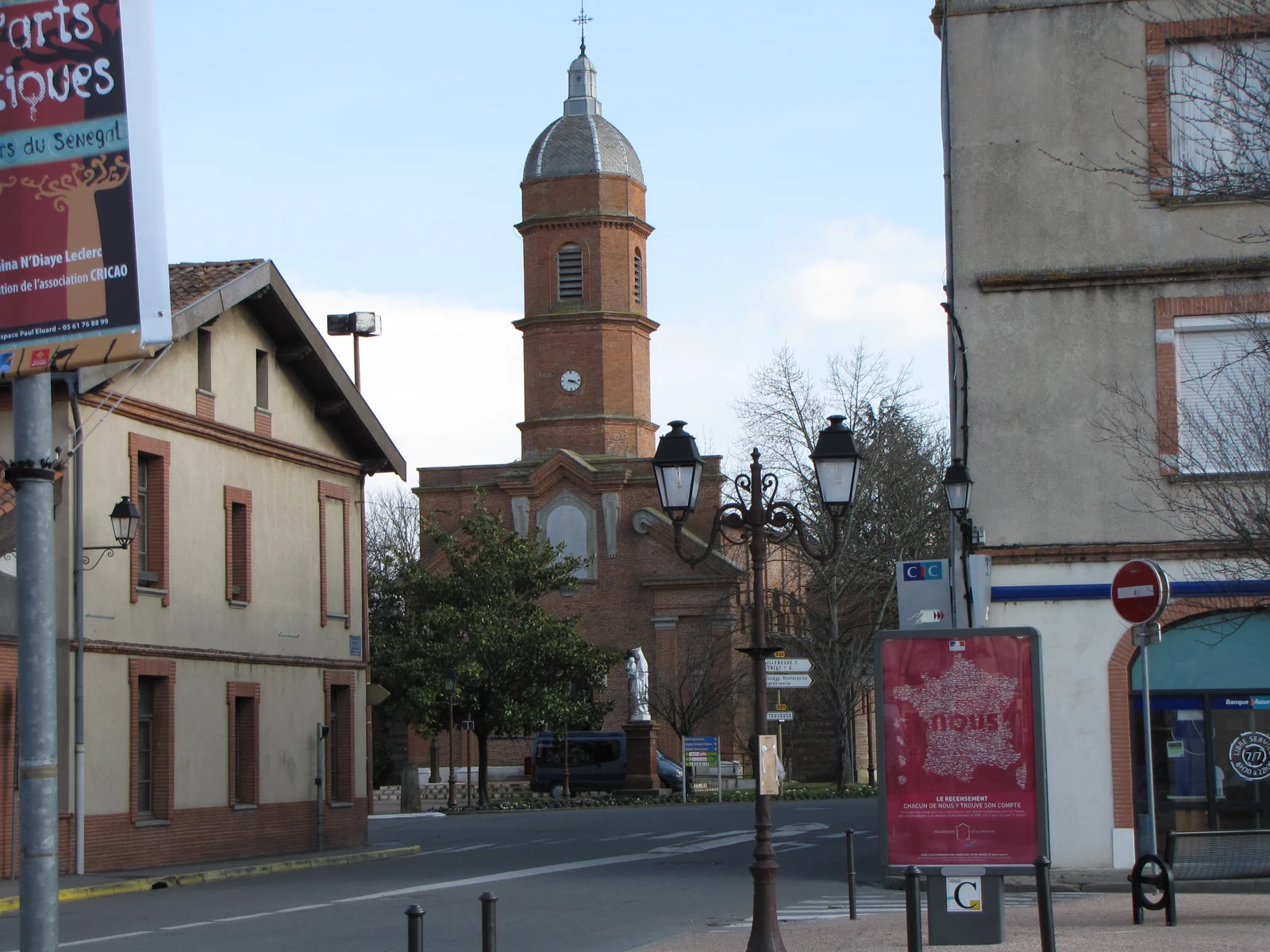 Rue du centre de Cugnaux et église Saint-Laurent