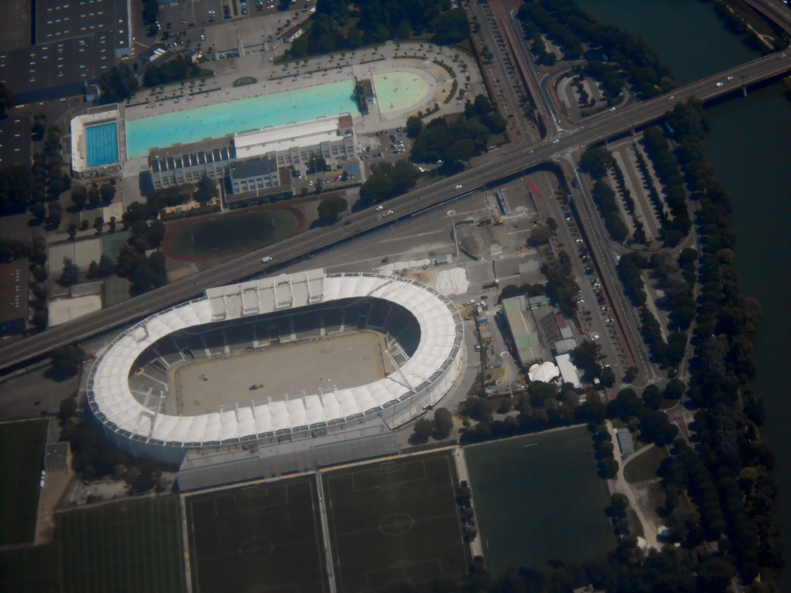 Vue aérienne de la piscine Alfred-Nakache et du Stadium, le 30 juin 2015.